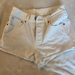 White denim Levi shorts size 25
